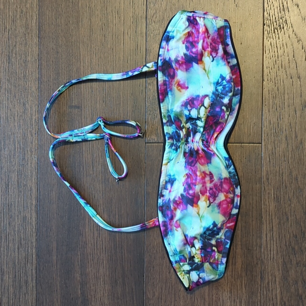 32B/32C ATHLETA Swim top Multi-Color